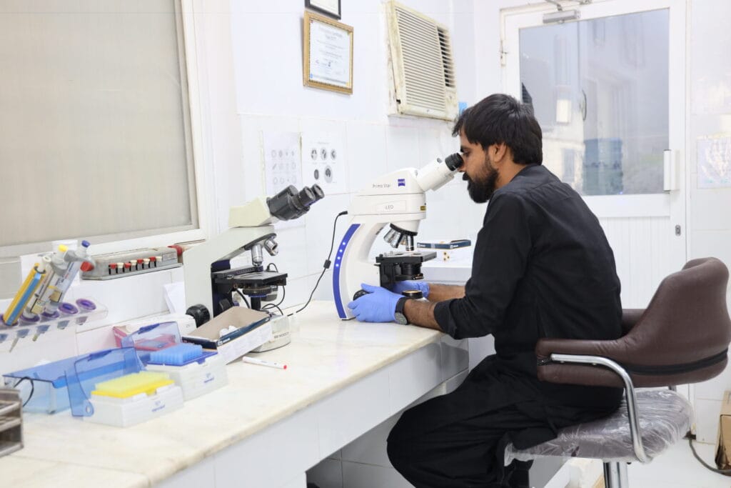 Labtekniker Asgar Ali på jobb i Balochistan, Pakistan februar 2025.
