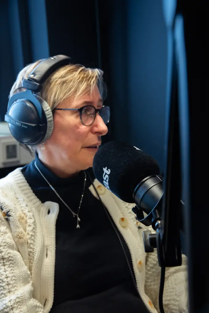 PODKAST: Gynekolog Anca Heyd under innspilling av Leger Uten Grensers podkast "Det du ikke vet". Foto: Leger Uten Grenser.
