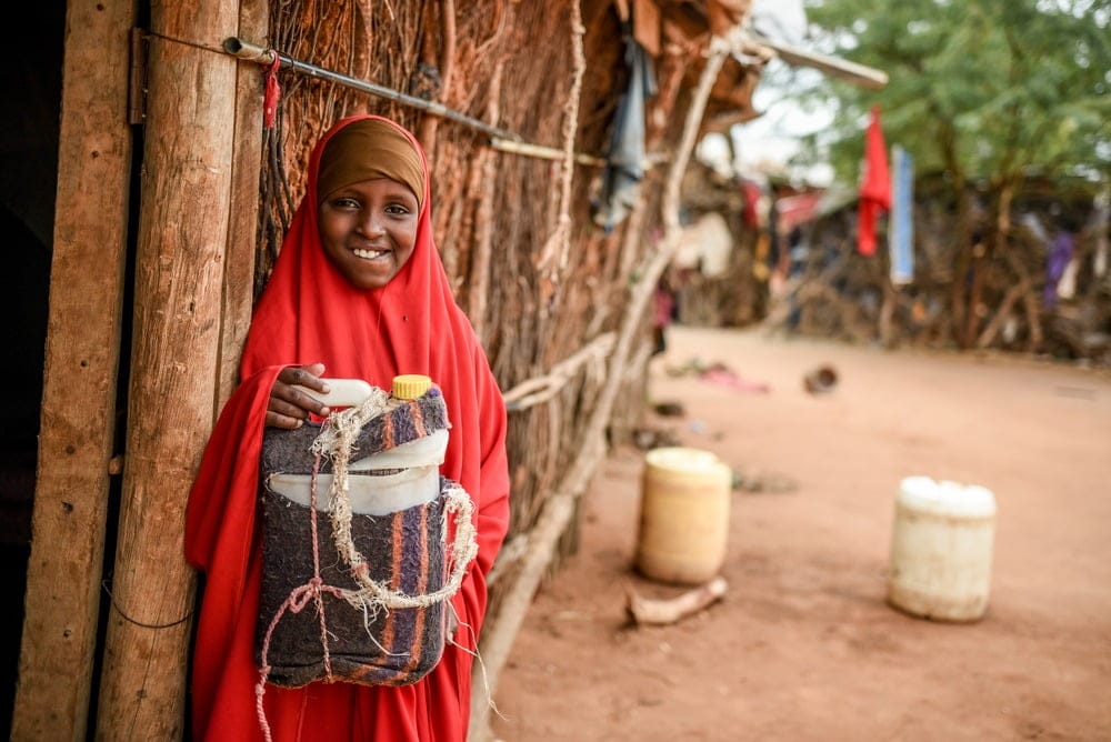 Habiba Dahir Issack (10) viser frem kjølebagen hun har laget for å holde insulinen sin kald. Hun har lært av Leger Uten Grenser å sjekke blodsukker og sette insulin på egen hånd.