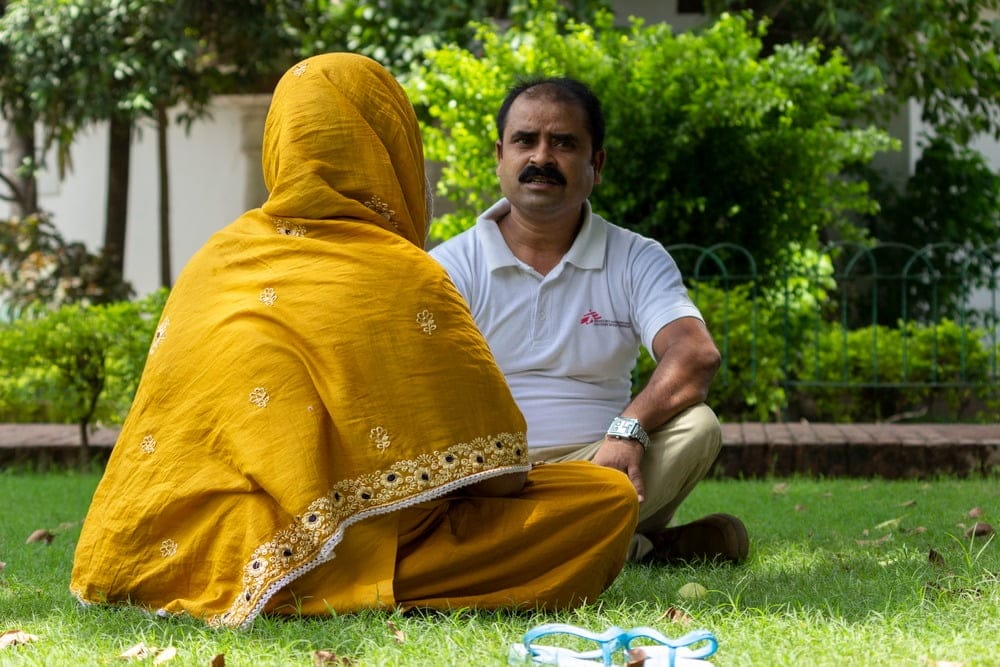 Fordi det er mye stigma rundt både hiv og kala-azar ønsket Zoya å være anonym. Her med helsearbeider Chavvi Kumar på avdelingen vi har jobbet med hiv, tuberkulose og kala-azar i Putna i India. Foto: Vaishnavi Singh / Leger Uten Grenser

