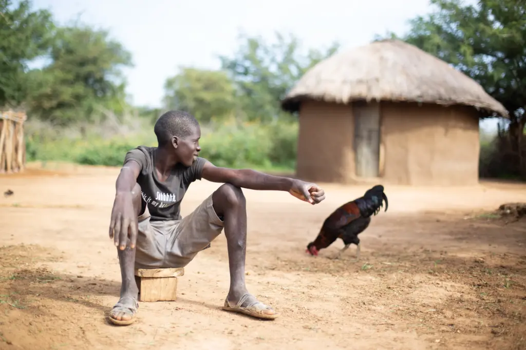 I likhet med mange andre i lokalsamfunnet er Poron Lokoler mye utendørs for å gjete. Det gjør ham ekstra sårbar mot sykdommen kala-azar som smitter via sandfluebitt. Foto: Lameck Ododo / DNDi

