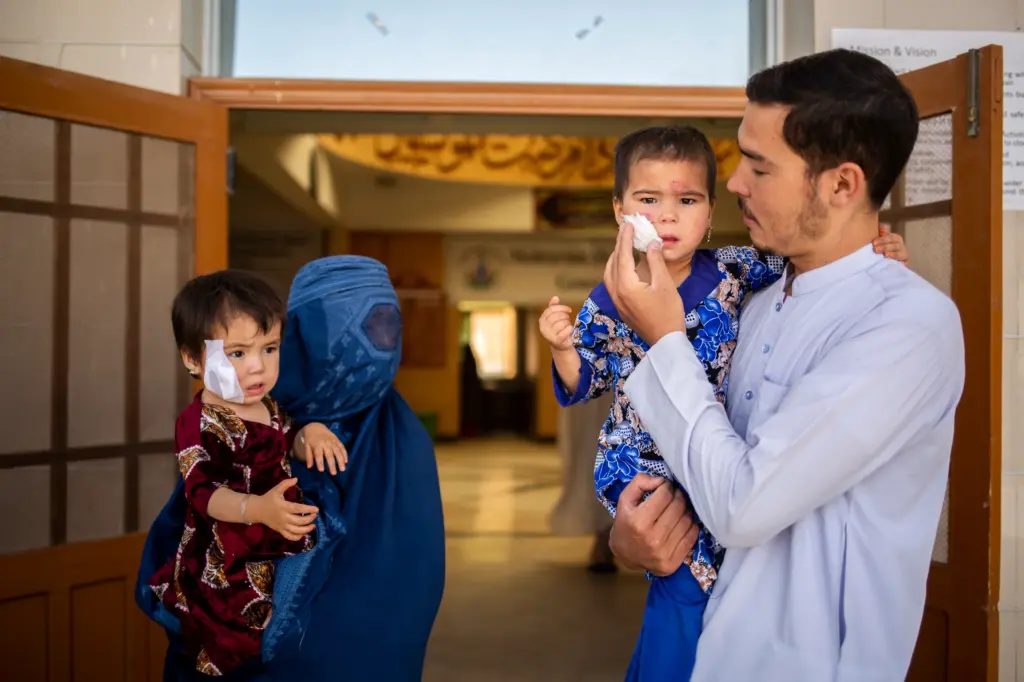 Amina (2) og Asma (3) fikk behandling for hudsykdommen på klinikken til Leger Uten Grenser i Quette i Pakistan. Etter to besøk i løpet av en uke kunne endelig foreldrene Abdur Rahim og Nooria ta med seg døtrene hjem. Foto: Saiyna Bashir