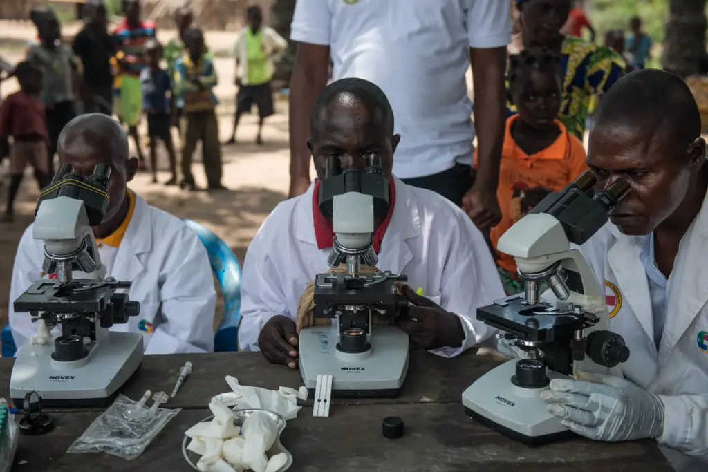 I 2003 satte Leger Uten Grenser sammen et team av eksperter for å forske og utvikle nye medisiner og vaksiner gjennom initiativet Drugs for Neglected Diseases initiative (DNDi).

DNDi utvikler medisiner til sykdommer som rammer fattige mennesker, fordi denne gruppen ofte blir oversett av den kommersielle legemiddelindustrien når de utvikler nye medisiner og vaksiner.

Her har det blant annet blitt utviklet medisiner til å behandle pasienter mot sovesyke og det forskes på sykdommer som blant annet chagas, kala-azar og malaria.
