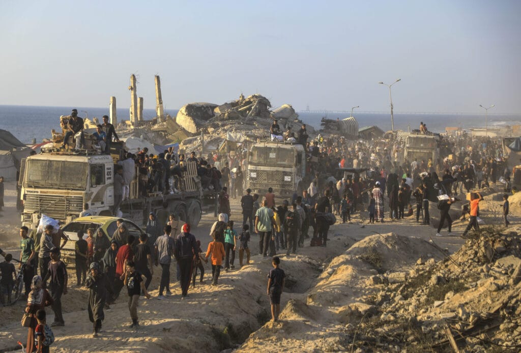 Palestinere ved GHFs distribusjonssenter i Natzim.