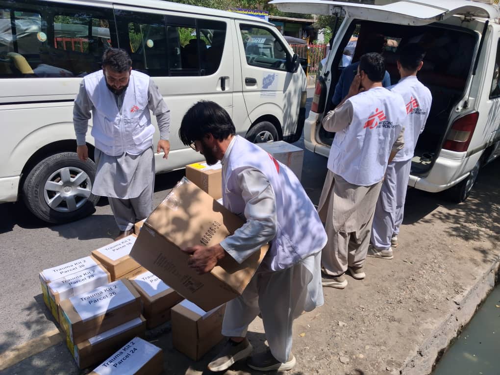Leger Uten Grensers team i Afghanistan deler ut traume- og førstehjelpsutstyr ved Nangarhar sykehus. 