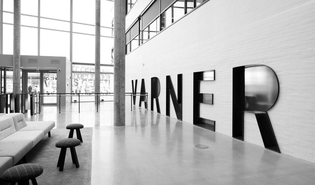 Vegg med stor tekst "Varner".