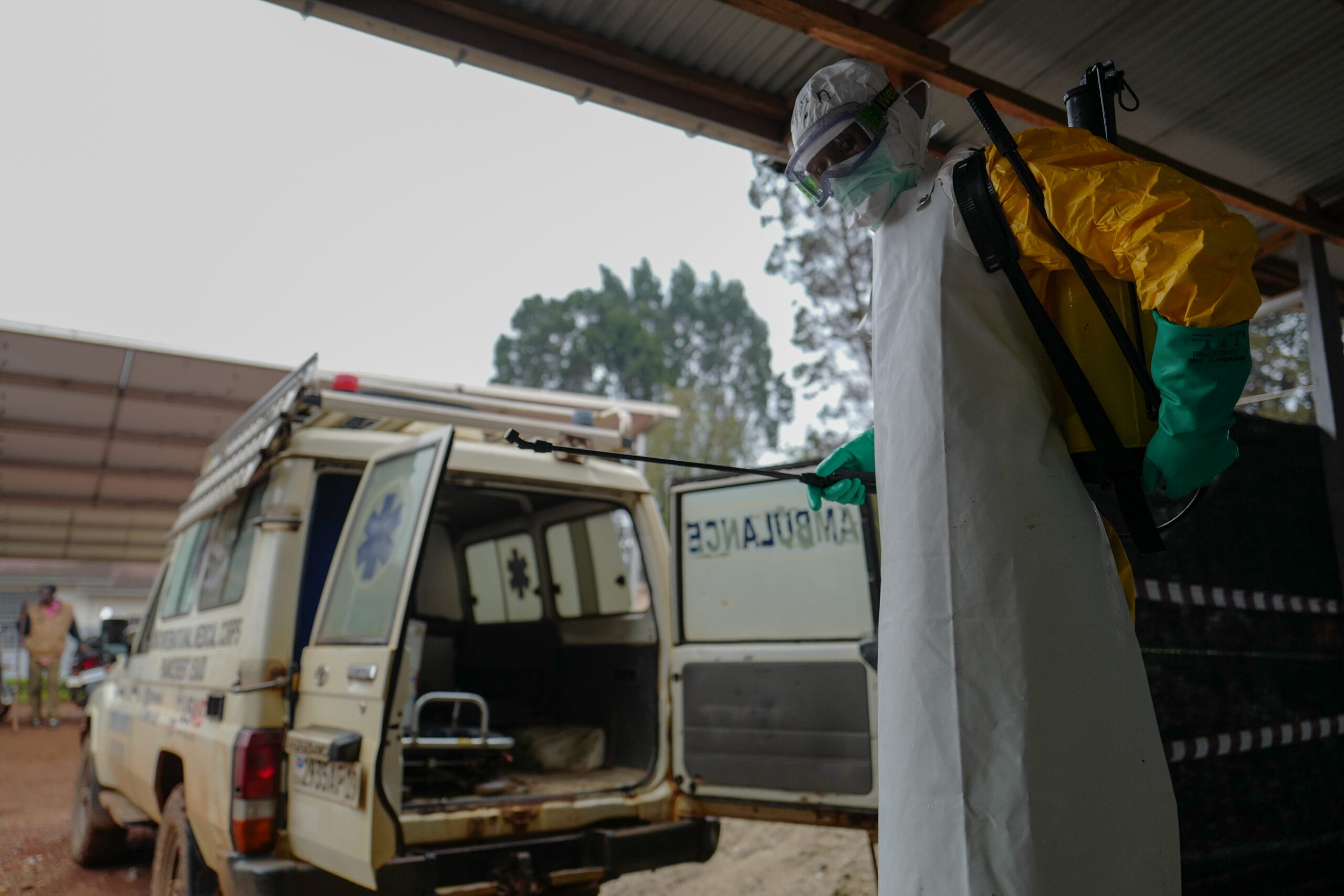 En ambulanse som har fraktet en pasient med mistent ebola-smitte, desinfiseres.